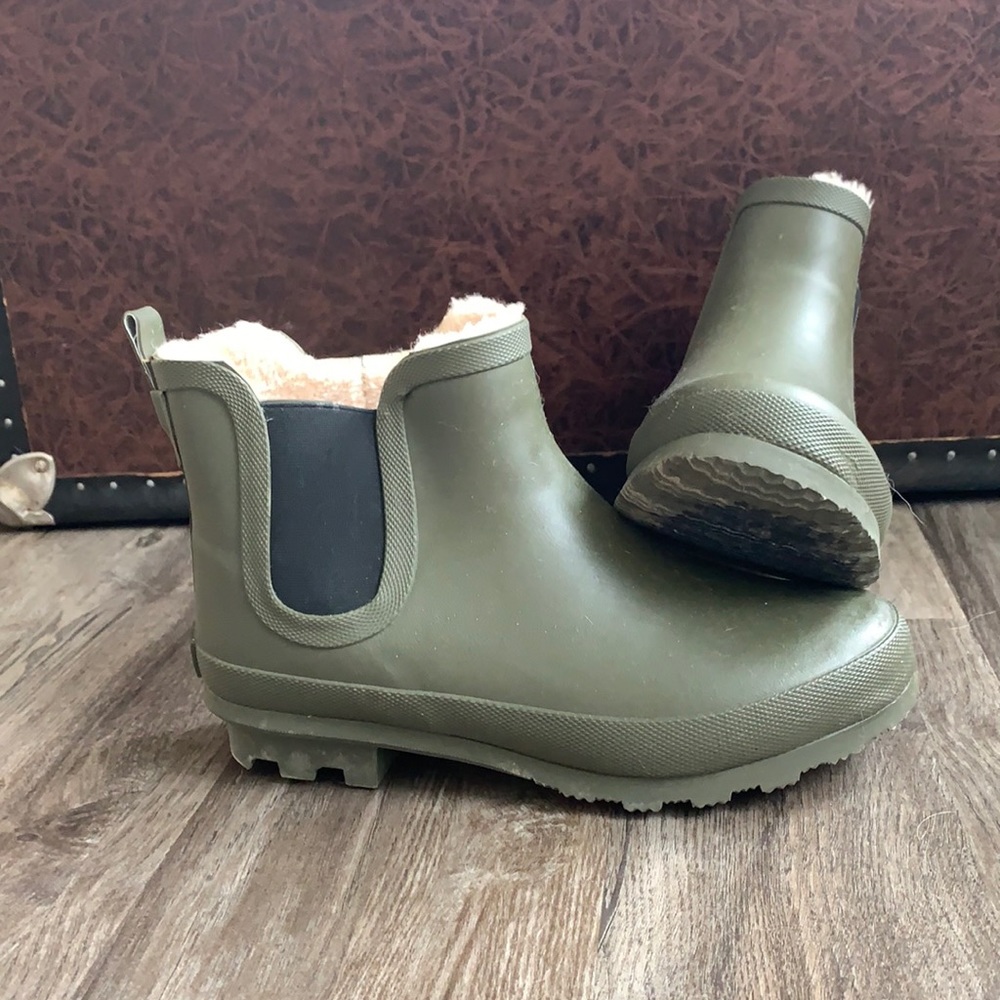 Woman’s size 8 sage green rain boot